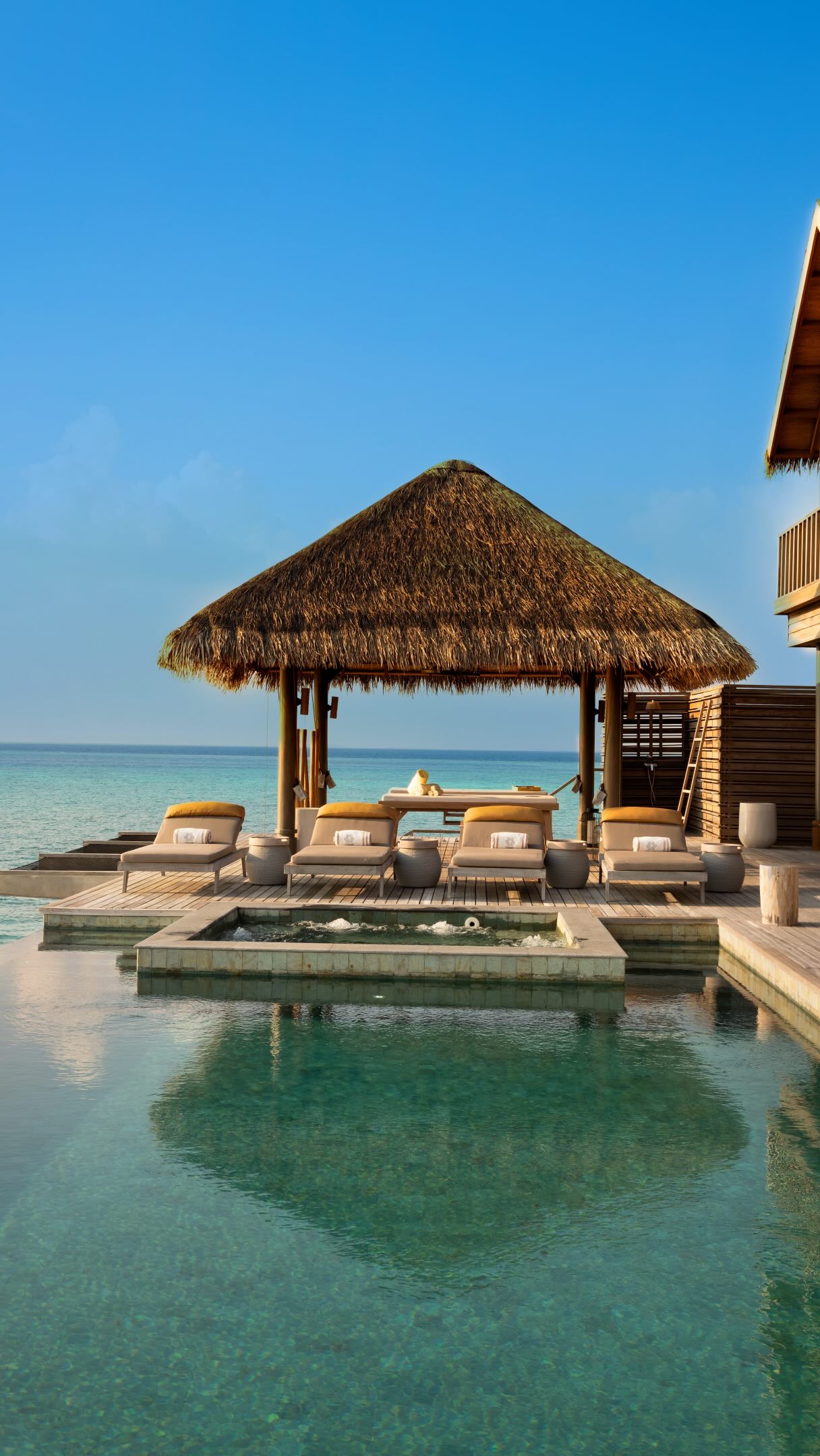 Vakkaru Maldives: the kind of island escape that makes you want to disappear for a while. 🌴

Crystal-clear lagoons, powder-soft beaches and villas surrounded by the Indian Ocean, all wrapped in that 