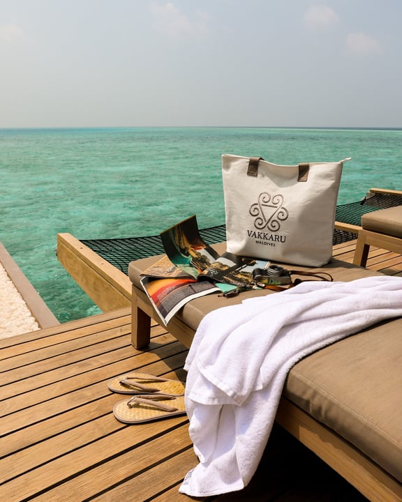 Foto geteilt von Vakkaru Maldives - Baa Atoll am 22. August 2026, mit Verlinkung zu @lifestylebymarco. Möglicherweise ein Bild von Handtuch, Sarong, Liegestuhl, im Freien, Cabana und Text mit der Aufschrift „VAKKARU ALDIVES DIVES -“.
