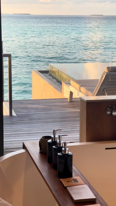 Ein neues Kapitel für das Leben über der Lagune.
Entdecken Sie die aufgewertete Overwater Pool Villa, in der erneuerte Interieurs und durchdachte Details mit uneingeschränktem Meerblick, einem privaten Pool und direktem 