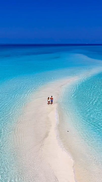 Prima, l'emozione. Poi, questo.
Attraversa l'acqua aperta in moto d'acqua e arriva a una striscia di sabbia bianca che sembra fatta per due.

#VakkaruMaldives #ATimelessSanctuary #Maldives #JetSkiAdventure #IslandEs