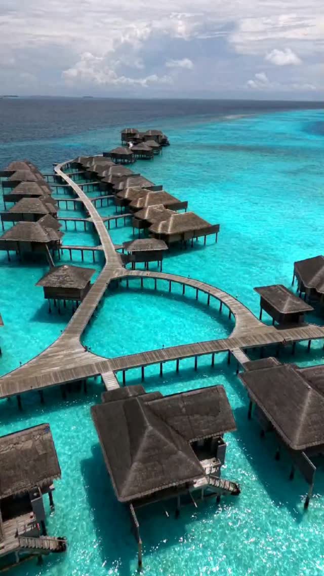 Svegliarsi in una cartolina. 🏝️✨😍

Trovare il vero paradiso qui a @vakkarumaldives Circondato dalle lagune turchesi dell'atollo di Baa, ogni momento sembra un sogno che non vorrei finisse mai. Se stai cercando