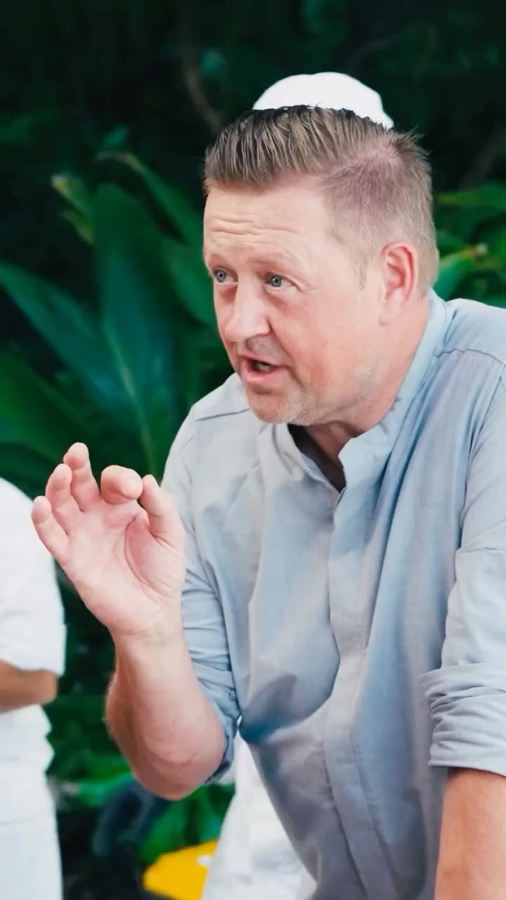 Une soirée qui mérite d'être revisitée. Cocktails et conversation avec le Chef Jesper Koch et l'équipe de direction de Vakkaru, avant son retour très attendu sur notre île en octobre prochain.

#VakkaruMaldives #ChefJ