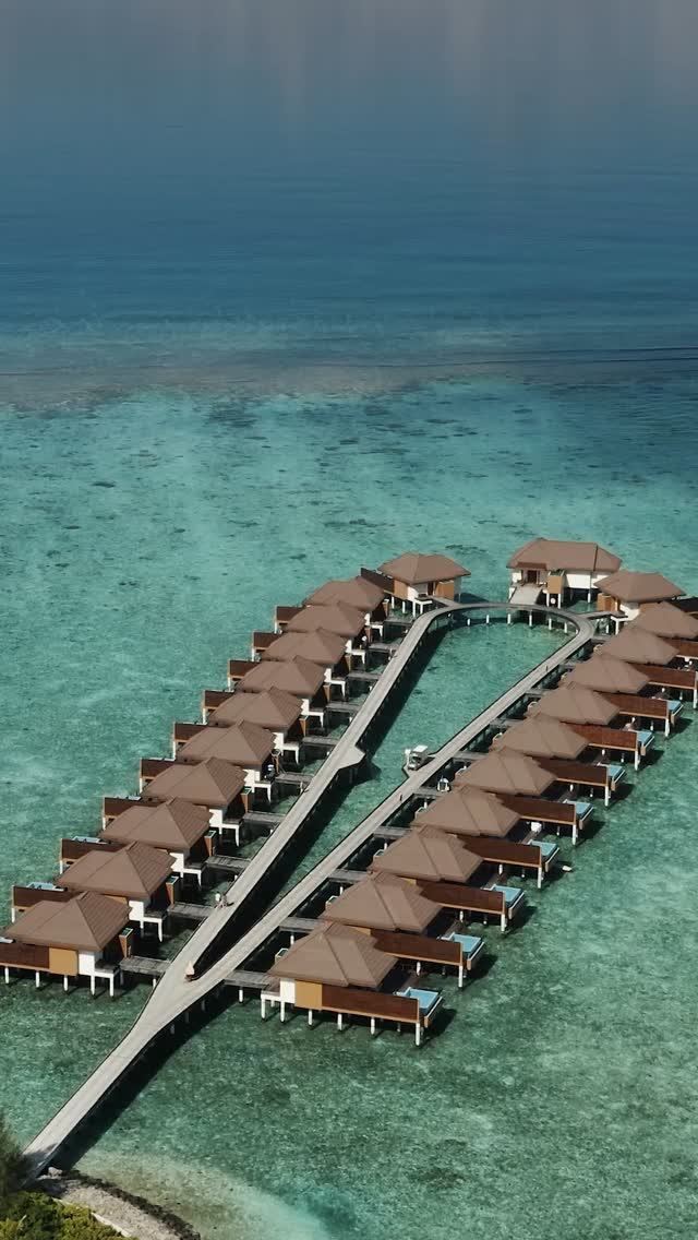 unser privates Refugium, das anmutig über einer endlosen Weite aus klarem, türkisfarbenem Wasser schwebt. Wir laden Sie ein, direkt aus Ihrem Schlafzimmer in Ihren erfrischenden Infinity-Pool zu steigen. Genießen Sie die friedliche, 