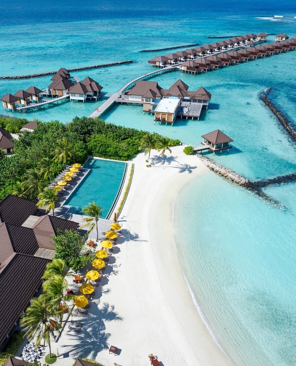 Foto von VARU by Atmosphere vom 18. Juli 2026. Könnte ein Bild von Strand, Gewässer, Cabana und Text sein.