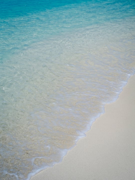 Foto von VARU by Atmosphere vom 27. August 2026. Zeigt möglicherweise Natur, Ozean, Strand und Text.