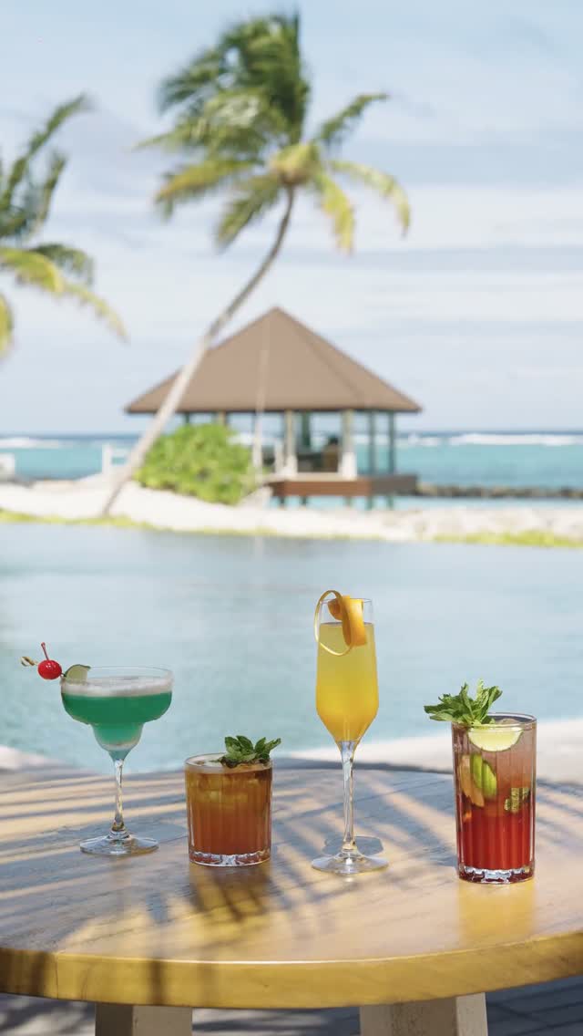 Realizzato con precisione, servito con eleganza tropicale. Da Bay Rouge, ogni cocktail è un mix di arte, passione isolana e stile senza sforzo. Sorseggia e lasciaci agitare i tuoi momenti baciati dal sole nel
