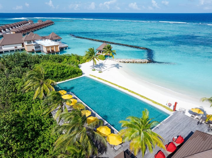 Quand le ciel s'éclaircit et que l'île resplendit, il n'y a pas de meilleur endroit que Bay Rouge. 🍸🌴⁠
⁠
Laissez-vous aller au luxe au bord de la piscine, savourez une mixologie artisanale et prenez le temps d'admirer le spectacle maldivien