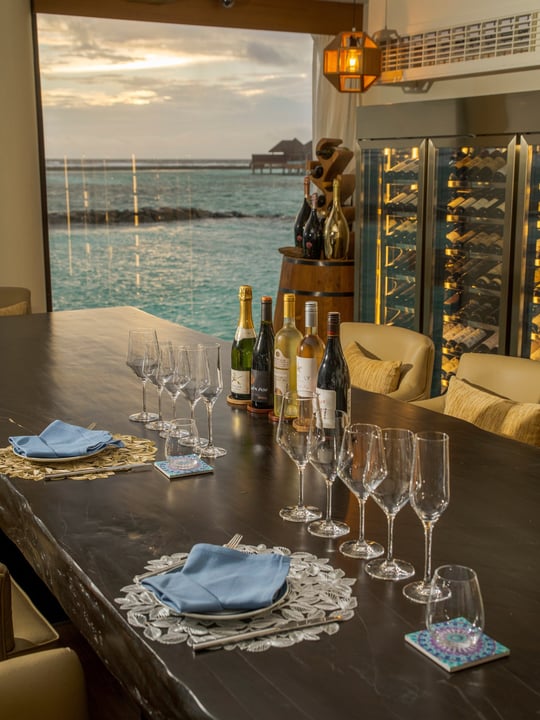 Vue sur le coucher de soleil, cristal immaculé et une table dressée rien que pour vous. 🍷🌅⁠
⁠
Vivez l'expérience du Cellat at Nu, où les grands vins rencontrent des horizons océaniques infinis. Chaque détail est pensé avec soin pour transformer une simple soirée