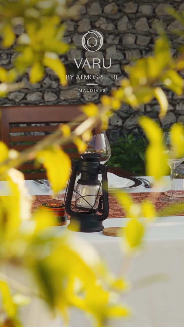 Des traditions authentiques, réinventées. 🌿🦐⁠
⁠
Notre équipe culinaire de KAAGÉ dévoile une nouvelle carte célébrant le meilleur de la gastronomie patrimoniale maldivienne. Découvrez des plats fraîchement élaborés, infusés de saveurs locales
