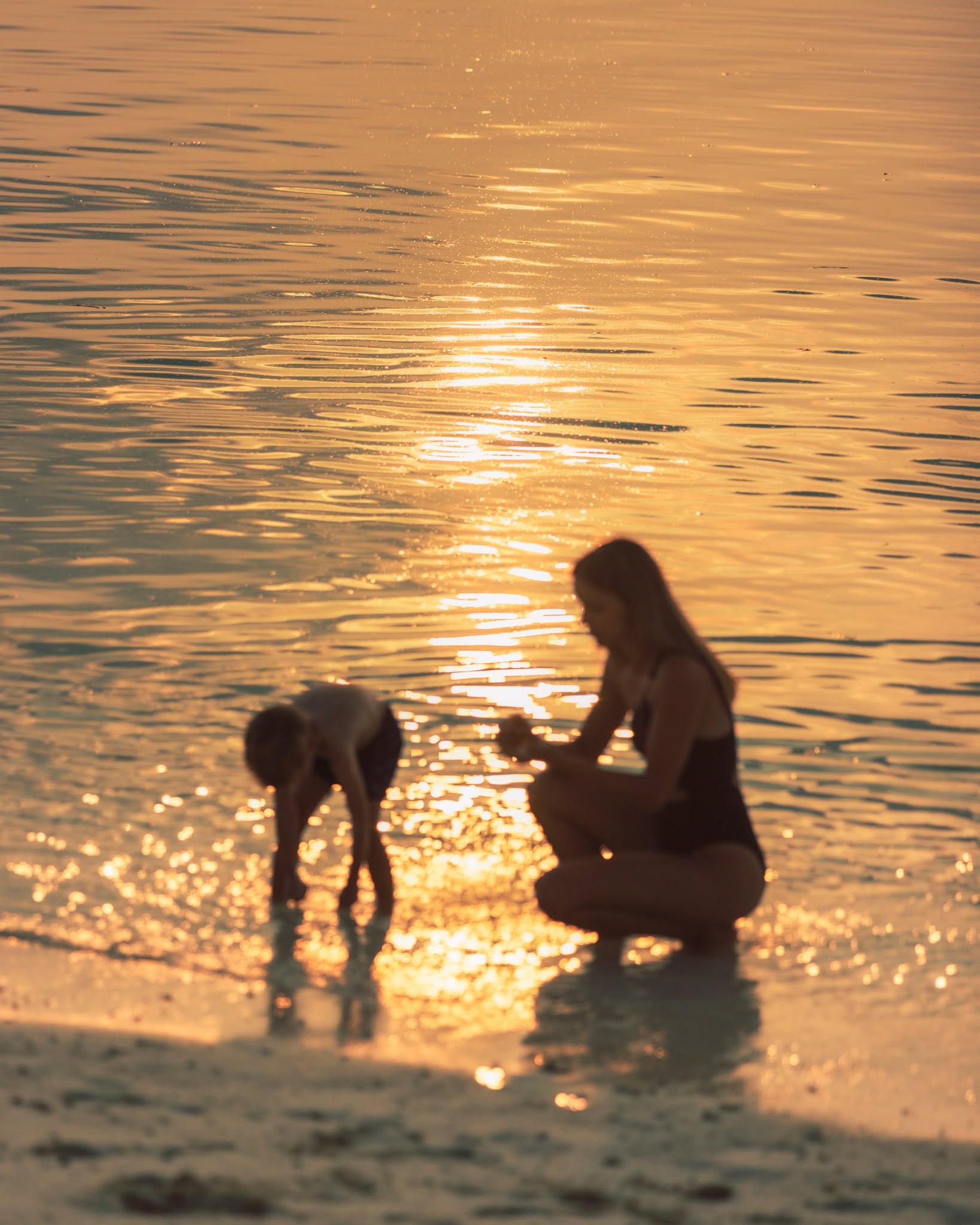 Foto von Velaa Private Island Maldives vom 05. Juli 2026. Zu sehen sind möglicherweise ein Kind, ein Gewässer und Text.