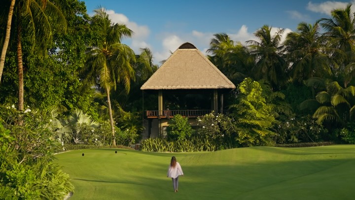 Wenn das erste Licht die Insel erreicht, fühlt sich die Welt leichter an. Umgeben von weitem Himmel und endlosem Grün zieht Sie jeder Atemzug tiefer in den gegenwärtigen Moment. Hier geht es beim Yoga nicht darum, eine Pose zu perfektionieren. Es