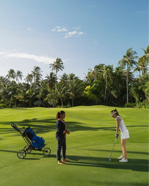 Foto von Velaa Private Island Maldives vom 20. Juli 2026. Zu sehen sind möglicherweise Golf, Golfwagen, Golfschläger, ein Golfplatz und Text.