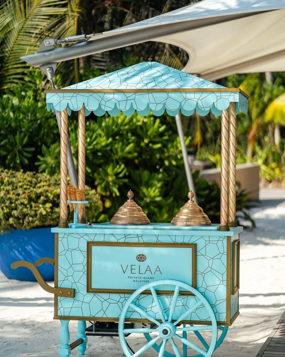 Foto von Velaa Private Island Maldives vom 16. August 2026. Möglicherweise ein Bild von Kutsche, Sonnenschirm, Wagen, Wagenrad, Karren, im Freien, Cabana und Text.