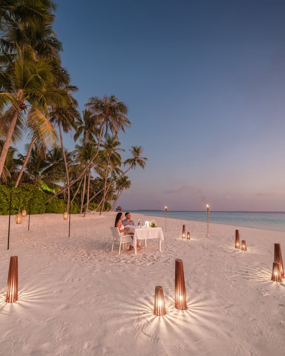 Foto von Velaa Private Island Maldives auf Velaa Private Island Maldives. Möglicherweise ein Bild von Liegestuhl, Strandstuhl, Dämmerung, Strand, Cabana und Text.