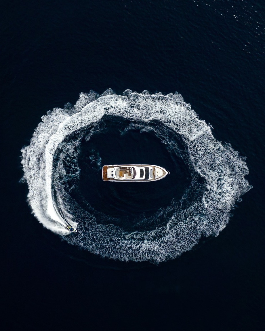 Foto di Velaa Private Island Maldives del 12 settembre 2026. Potrebbe essere un'immagine di moto d'acqua, nave, speedboat, chiatta e testo.