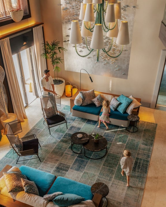 Foto di Velaa Private Island Maldives del 14 settembre 2026. Potrebbe essere un'immagine di illuminazione, chaise longue, divano, lampadario, poltrona, soggiorno, interni e testo.