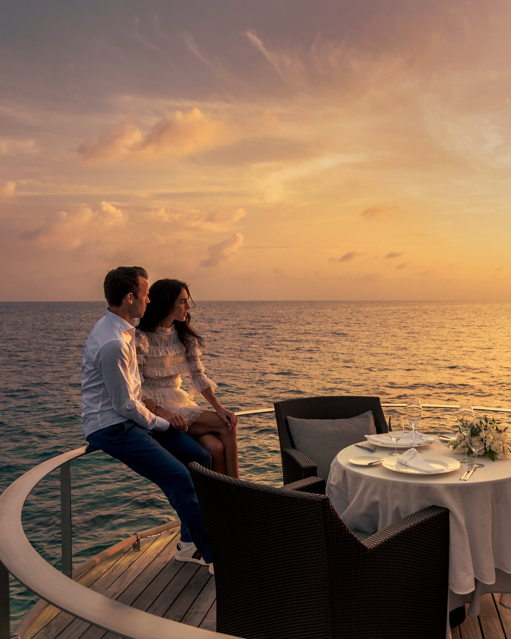 Foto condivisa da Velaa Private Island Maldives il 19 settembre 2026 con tag @aragurestaurant. Potrebbe essere un'immagine di persone che si baciano, esterni e testo.