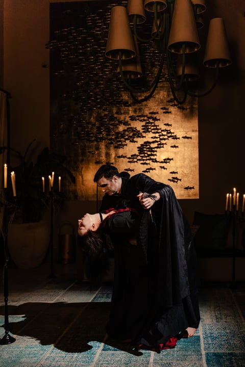 Cet Halloween, Velaa se transforme en un royaume de mystère nocturne, donnant vie à l'attrait des vampires à travers des expériences immersives d'escape room et des performances théâtrales. Alors que le crépuscule descend