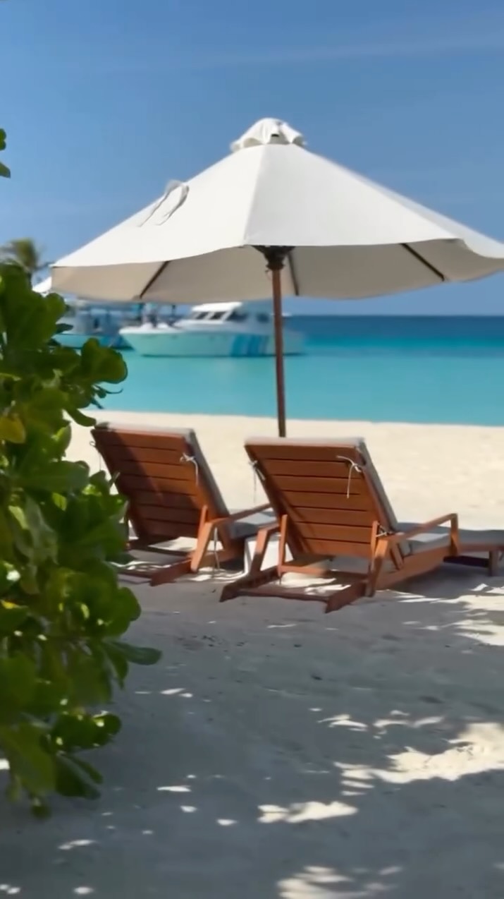 Ausblicke, die bleiben. Türkis in jede Richtung. Weißer Sand, offener Himmel, Palmen, die sich im Wind bewegen. Die Lagune verändert sich mit dem Licht.

Im Niva Velassaru trägt jeder Ausblick seinen eigenen Rhythmus — 