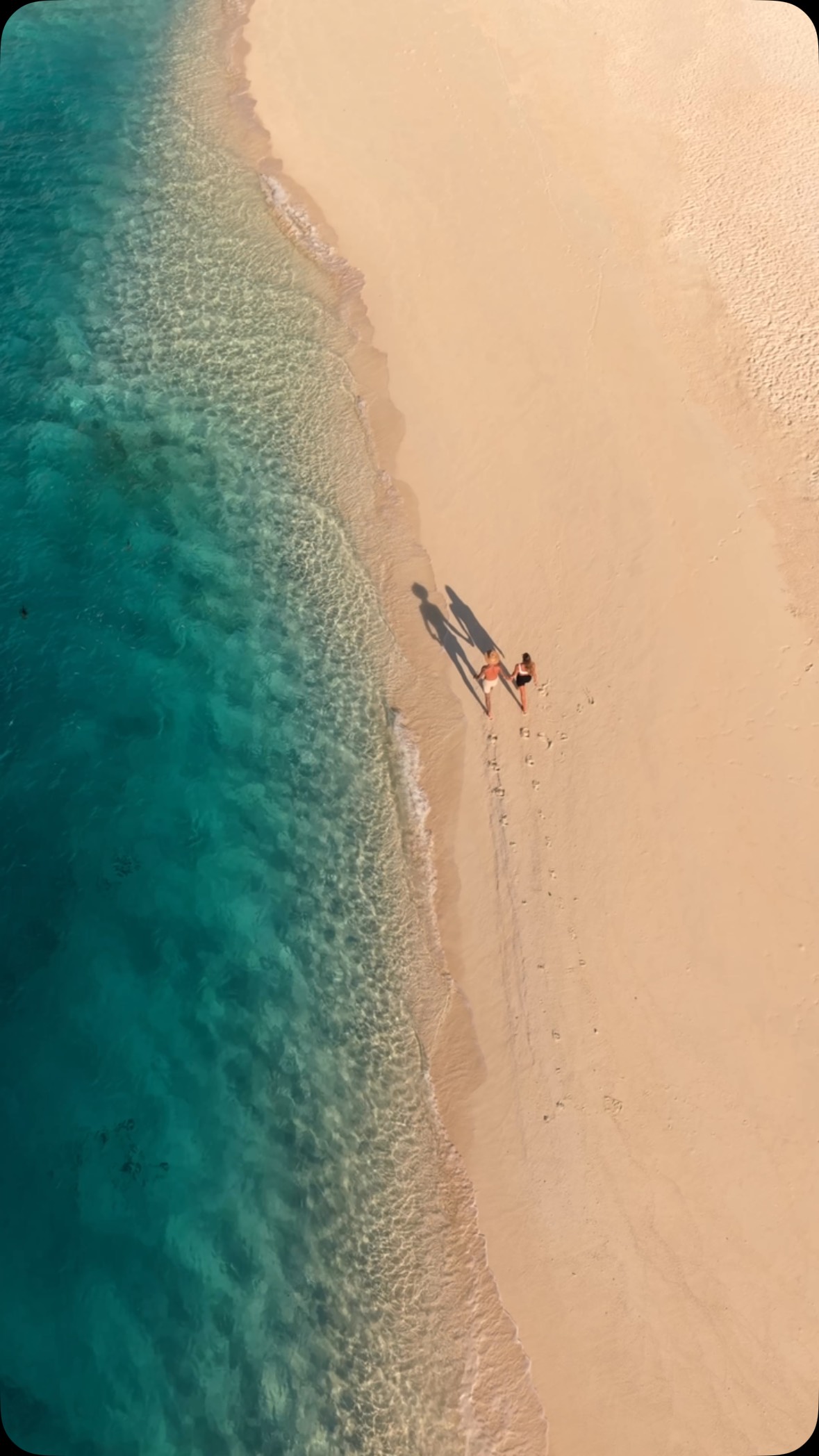 Nicht alles braucht einen Plan. Nur endloses Blau. Weicher Sand unter Ihren Füßen. Und jemanden, mit dem Sie die Reise teilen können.

Das Leben, so wie es sich anfühlen sollte.

#NivaVelassaruMaldives #smallluxuryhotels #Maldives
