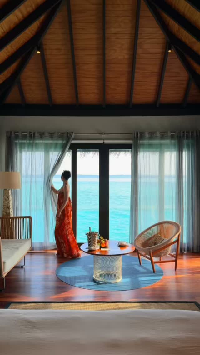 Morning, in its own rhythm. Wake to endless blue. Breakfast overlooking the lagoon. Bare feet on warm sand. A quiet pause beneath the palms at Fen Bar Garden.

Nothing rushed. Nothing expected. Just t