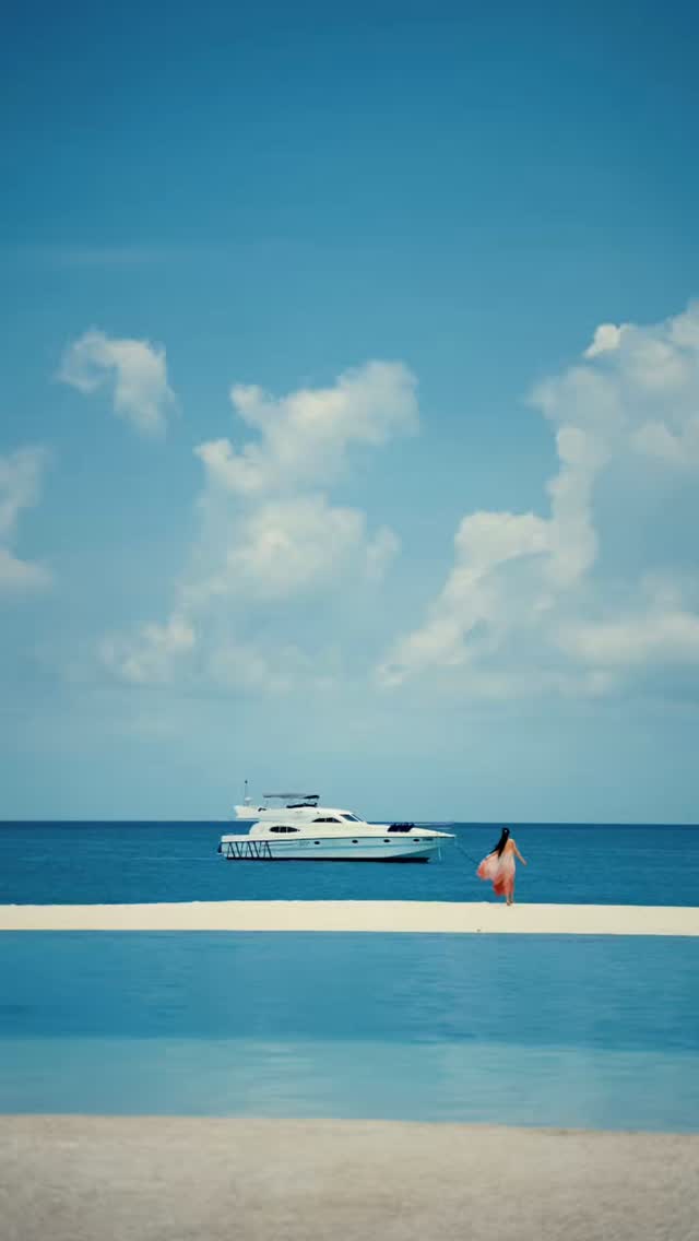 Endloses Blau, das sich still entfaltet. 💙 Türkisfarbene Lagunen. Weißer Sand. Palmenschatten und Meereslicht. Jeder Winkel der Insel trägt seinen eigenen Rhythmus — offen, mühelos, ganz gegenwärtig. Ein Ort, der nichts verla