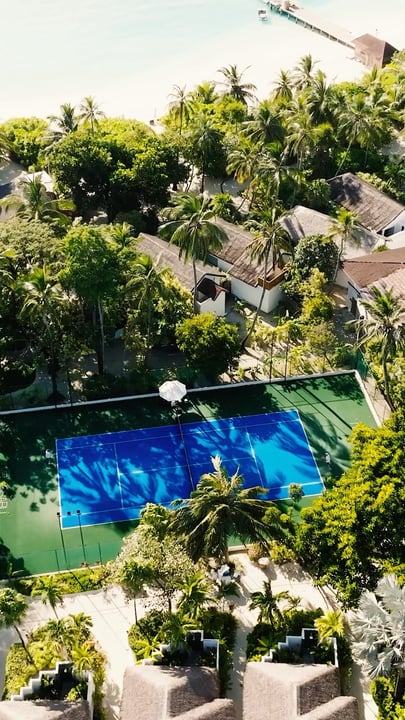 Sonne auf dem Platz. Der Klang des Balls. Noch ein Ballwechsel, bevor es zurück zur Lagune geht. Ob spielerisches Match, echte Herausforderung oder einfach eine Stunde Bewegung unter dem Inselhimmel, Tennis