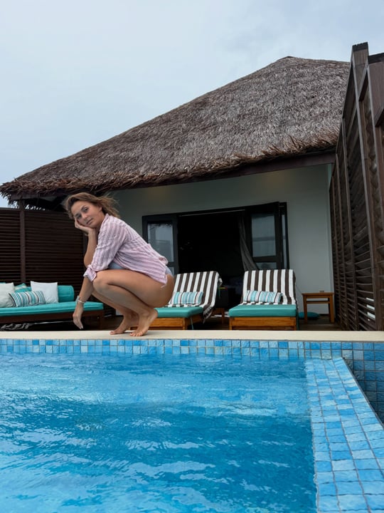 Foto condivisa da Patrizia Noorlander-Vorozhtsova il 14 settembre 2026, con tag a @nivavelassarumaldives e @ricknoorlander. Potrebbe contenere immagini di nuoto, sarong, piscina, esterni e testo.