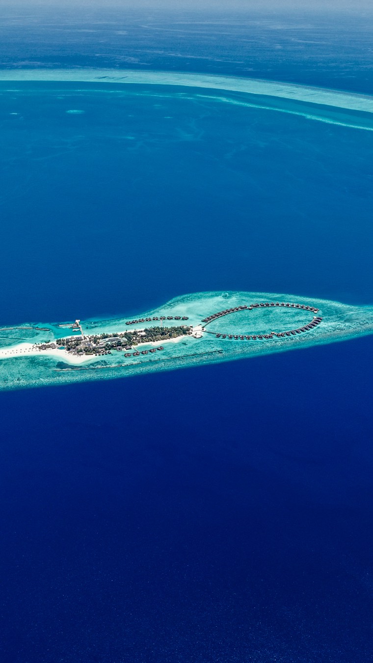 Would you stay here all day? 🏝️
POV: You took that trip you kept postponing… and this is where you ended up 🌊 Endless blues, all colors of paradise, and pure peace. 

Save this for when you need an 