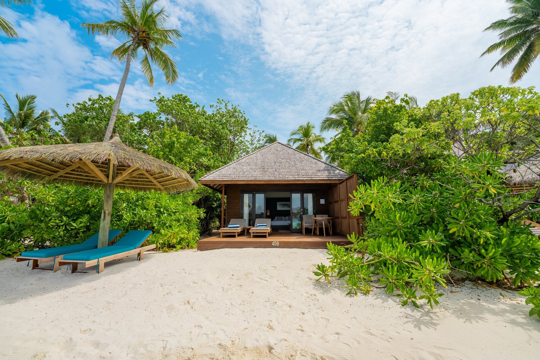 Am Strand mit Ocean Sunrise View im Veligandu Maldives Resort Island