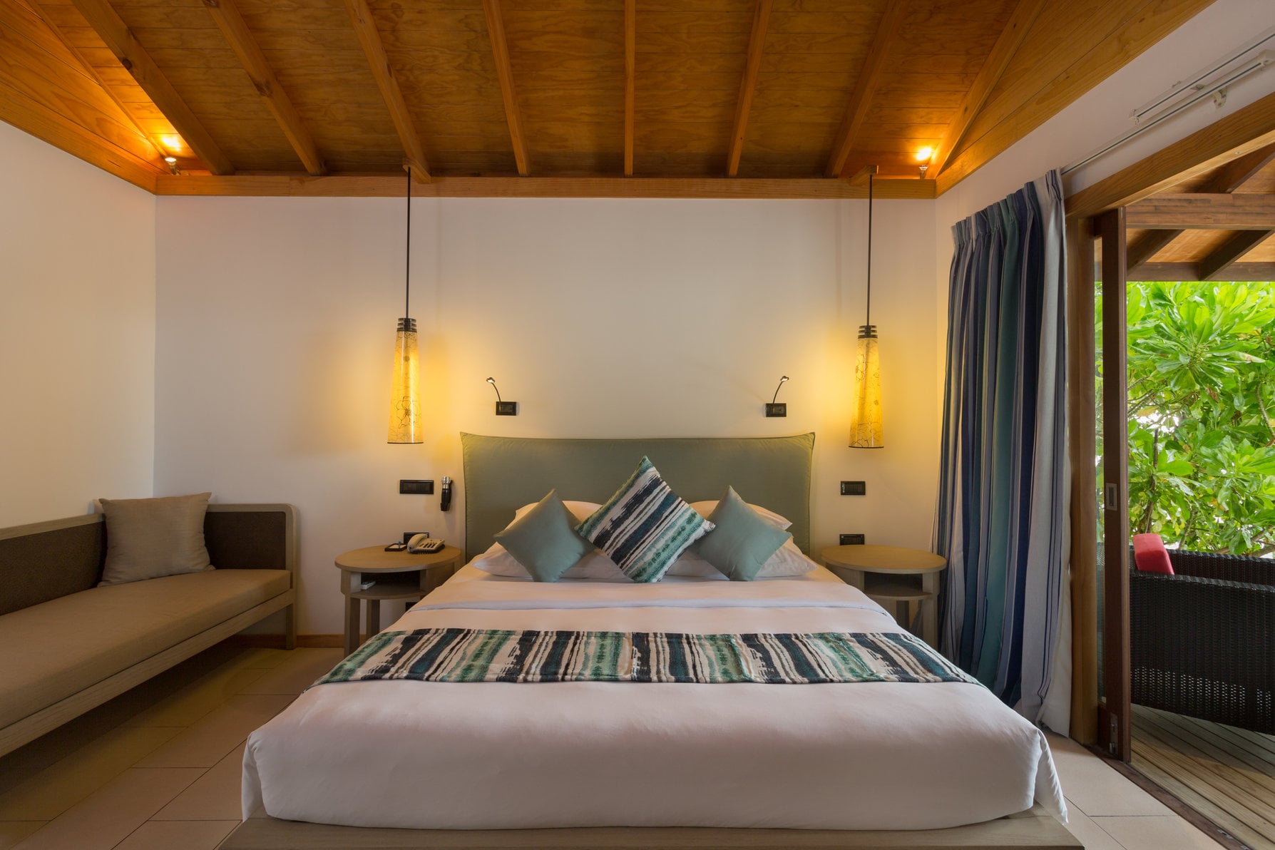 Schlafzimmer der angrenzenden Beachfront Villas im Vilamendhoo Island Resort & Spa