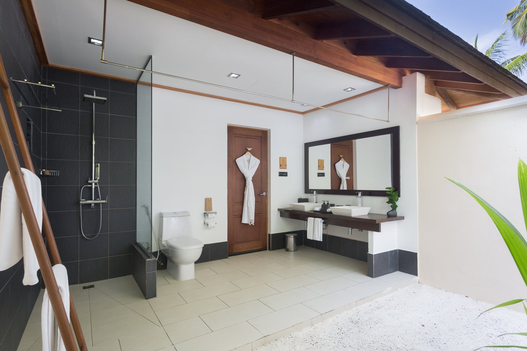 Badezimmer der Beachfront Villa im Vilamendhoo Island Resort & Spa