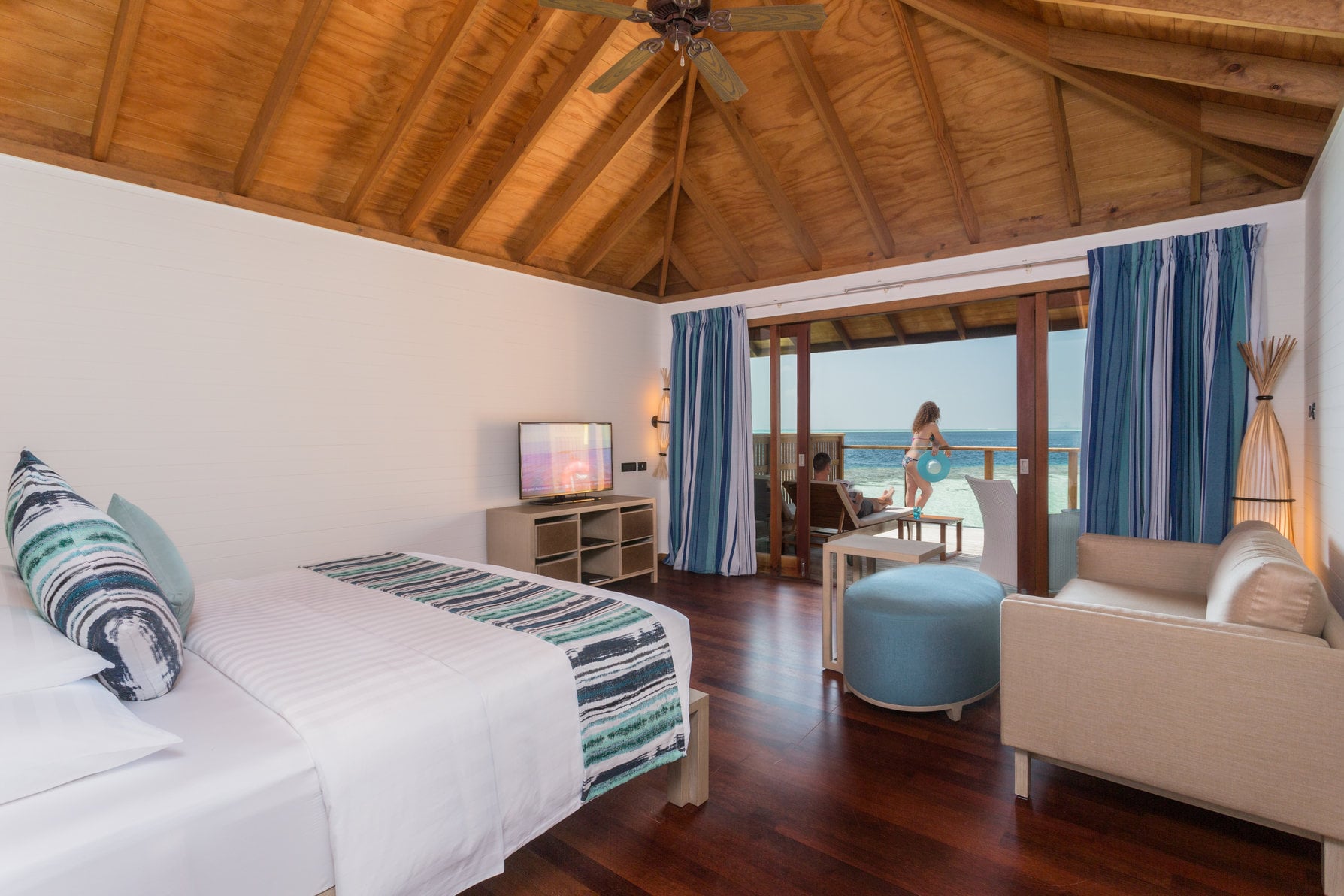 Schlafzimmer der Romantic Ocean Villa im Vilamendhoo Island Resort & Spa