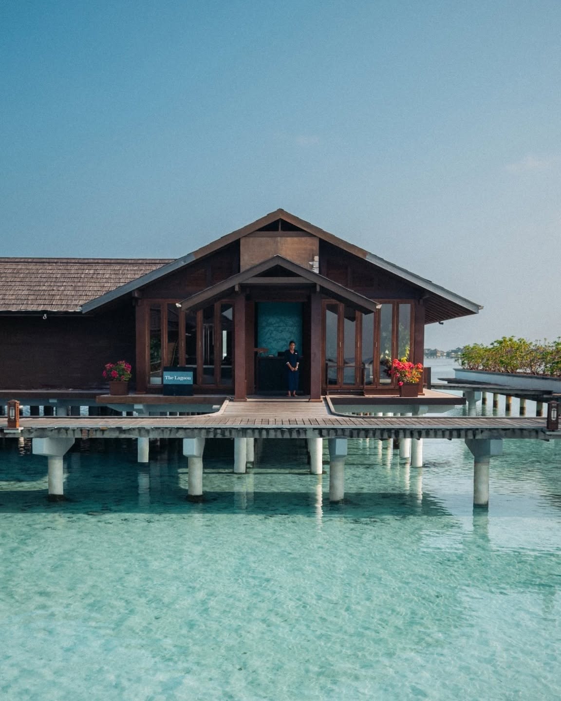 Fresh flavours you know and love, elevated with a contemporary island touch.

At Villa Nautica, dining is both relaxed and refined, set against the endless blue of the Indian Ocean. Savour vibrant Med