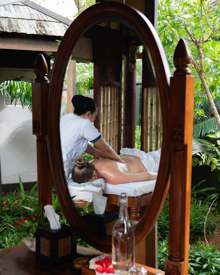 Ob Regen oder Sonnenschein, das Araamu Spa wartet immer. 🌿

Eingebettet in das üppige Grün von Villa Nautica ist es der Ort, um für eine Weile zu verschwinden – mit ruhigen Gartenpfaden, entspannenden Ritualen und Natur ringsum