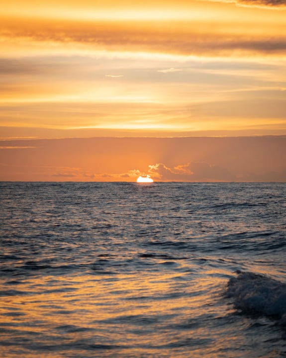 Foto geteilt von Villa Nautica, Maldives am 30. Juni 2026, markiert @visitmaldives, @amazing__maldives und @villaresortsmaldives. Möglicherweise ein Bild von Ozean, Natur, Dämmerung, Horizont und Text.