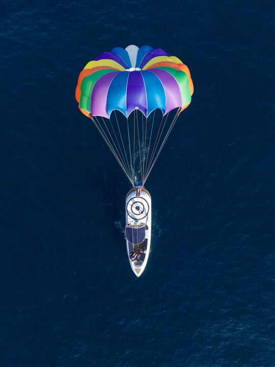 Foto geteilt von Villa Nautica, Maldives am 03. Juli 2026, markiert @visitmaldives, @amazing__maldives, @maldives und @villaresortsmaldives. Möglicherweise ein Bild von Fallschirmspringen, Parasailing, Segelboot, Fallschirm