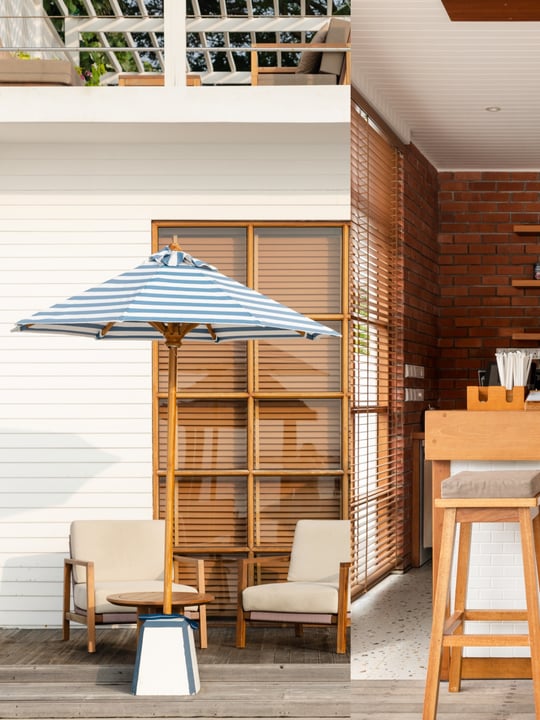 Foto condivisa da Villa Nautica, Maldive il 12 settembre 2026 con i tag @visitmaldives, @hollyfarrierphotography e @villaresortsmaldives. Potrebbe essere un'immagine di sdraio, cabana e testo.