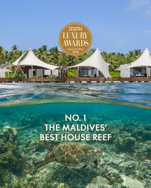 Foto von W Maldives vom 19. Juni 2026. Zeigt möglicherweise Schwimmen, Cabana und Text mit der Aufschrift "ANCCHE TRAVEL+ LEISURE LUXURY AWARDS ASLARAGFIC ASIA PACIFIC 2026 NO.1 1 THE MALDIVES' BESTHOUSEREEF BEST 