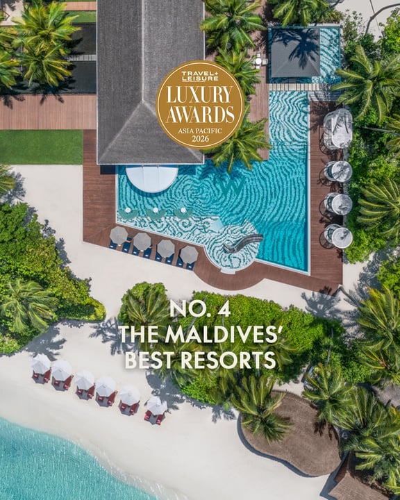 Foto von W Maldives vom 19. Juni 2026. Zeigt möglicherweise Schwimmen, Strand, Pool, Cabana und Text mit der Aufschrift "A TRAVEL+ LEISURE LUXURY AWARDS ASIAPACIFIC ASIA PACIFIC 2026 NO.4 4 THE MALDIVES' BEST RESOR