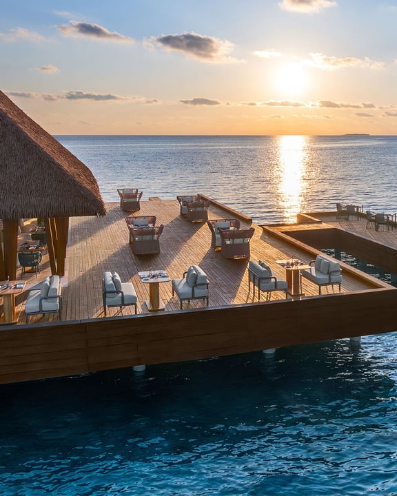 Foto von W Maldives vom 21. Juli 2026. Zeigt möglicherweise Dämmerung, Gewässer, Horizon, Cabana und Text.