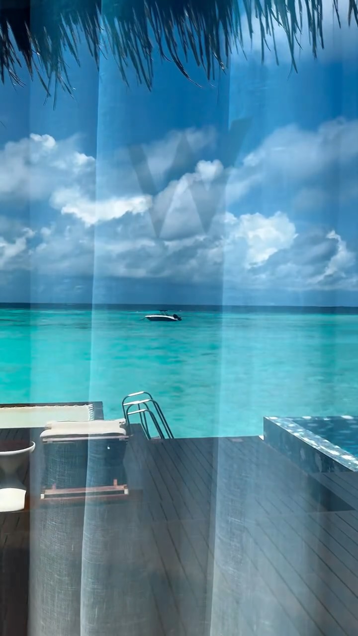 Warmes Sonnenlicht erhellt die Insel und taucht das abgeschiedene Refugium in Blautöne. Aufwachen, eintauchen und die Insel die Stimmung bestimmen lassen – im W Maldives.

#WMaldives #TheOriginalWavemaker #WHotels