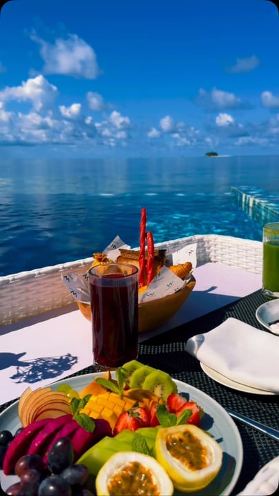 Petit-déjeuner, piscine, et océan. Dans cet ordre.

#WMaldives #TheOriginalWavemaker #WHotels