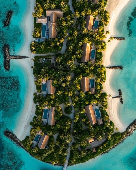 An island set between endless blues and quiet shores, where everything invites you to slow down.

#waldorfastoria #waldorfastoriamaldives