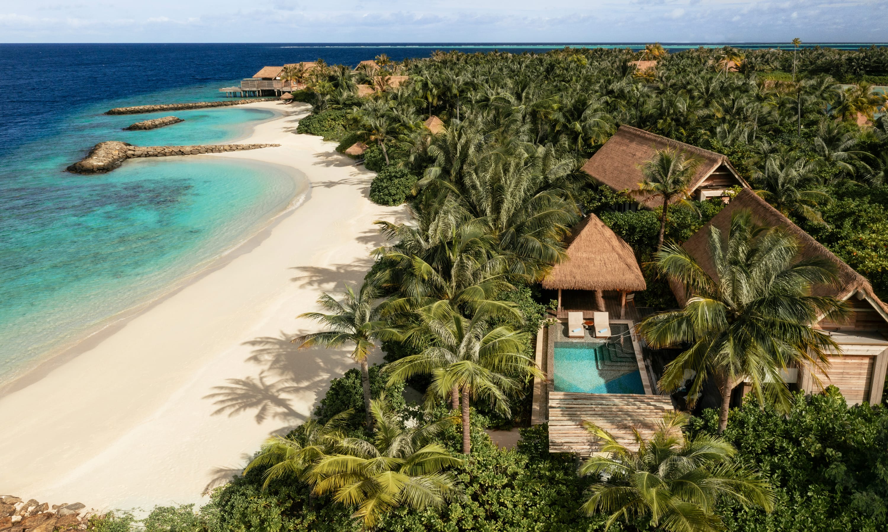 Beach Villa Luftaufnahme - Blick von oben auf die Villa mit Strand bei Waldorf Astoria Maldives Ithaafushi