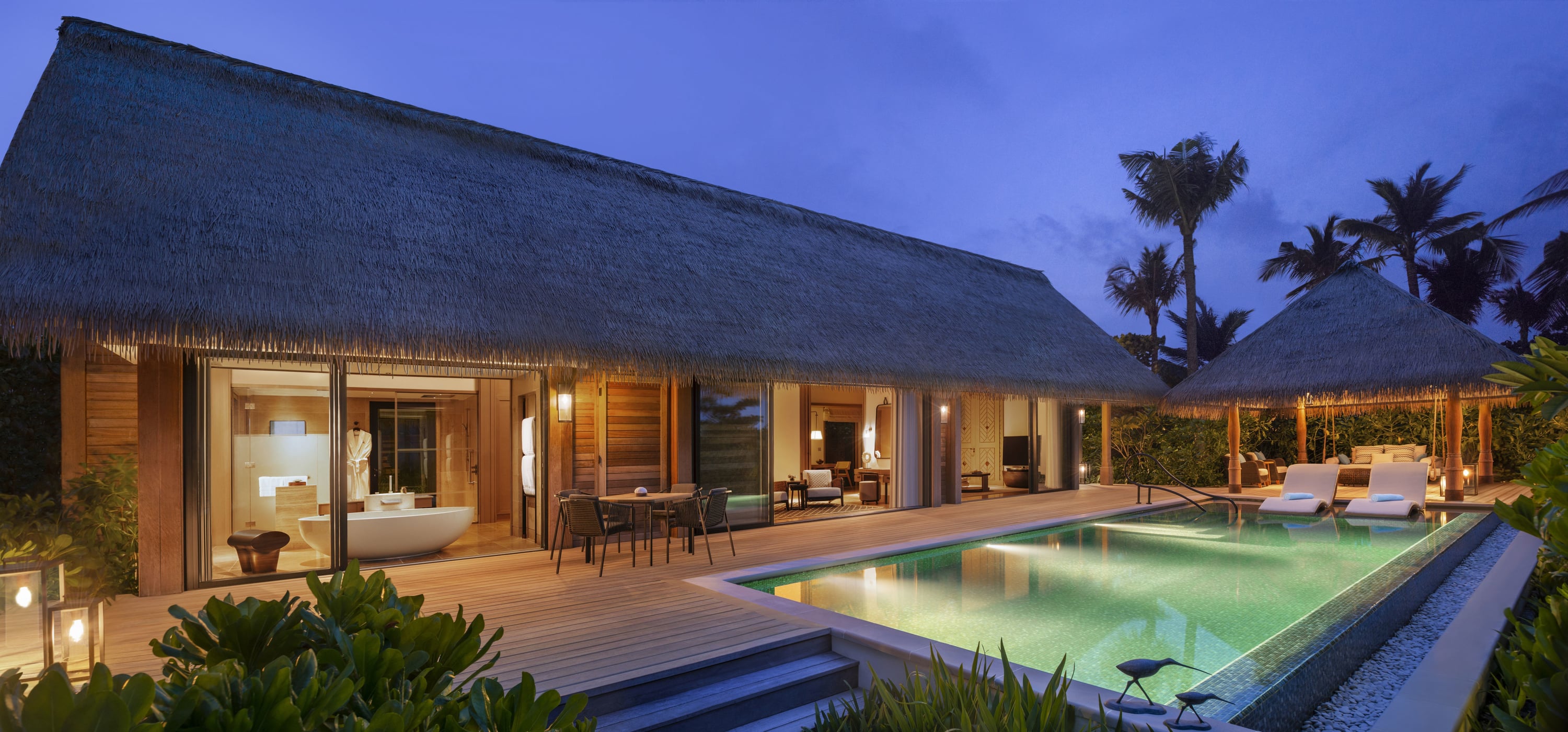Grand Beach Villa Außenbereich und Pool in der Dämmerung bei Waldorf Astoria Maldives Ithaafushi