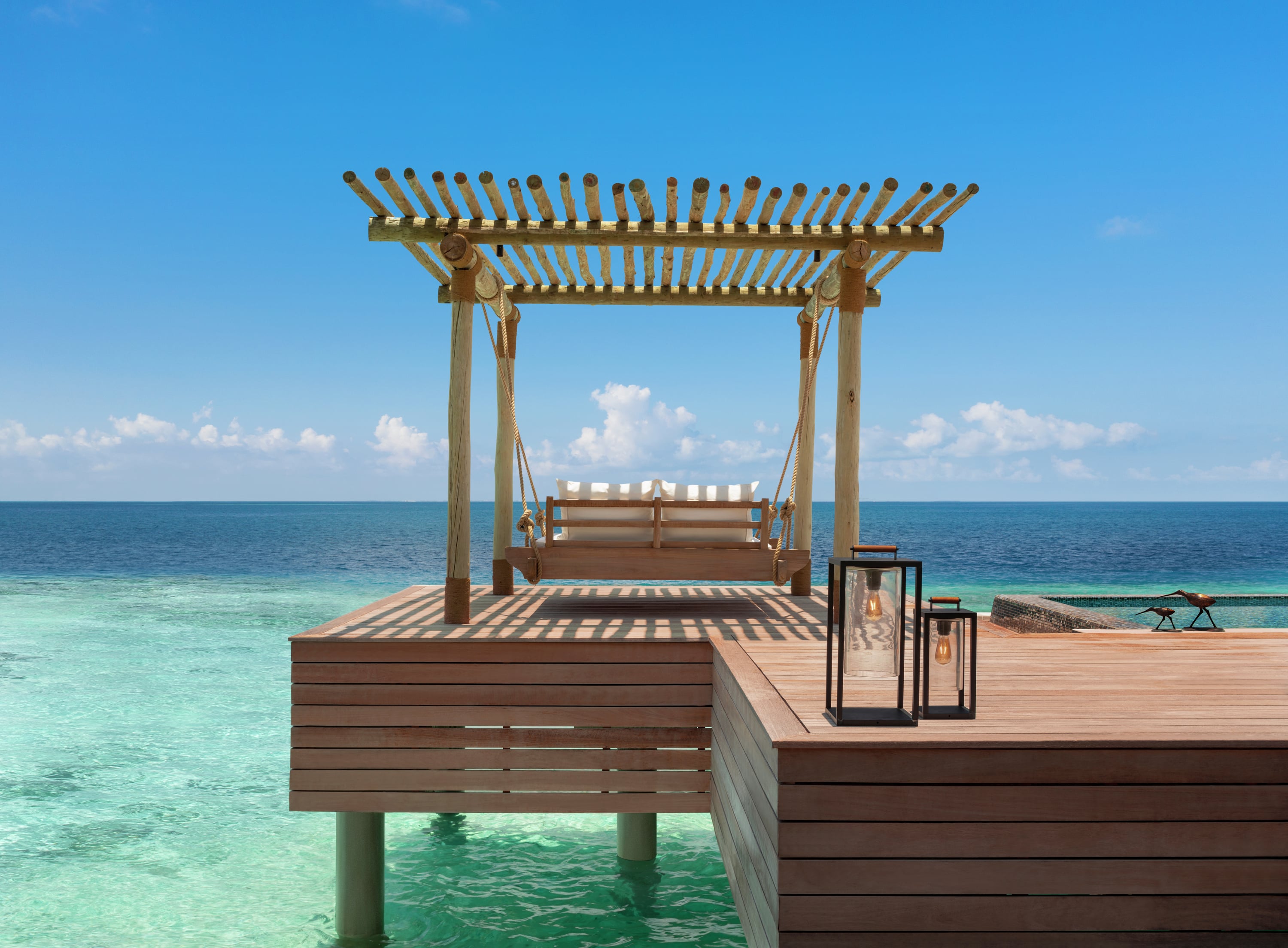 Grand Overwater Villa - Hängesessel bei Waldorf Astoria Maldives Ithaafushi