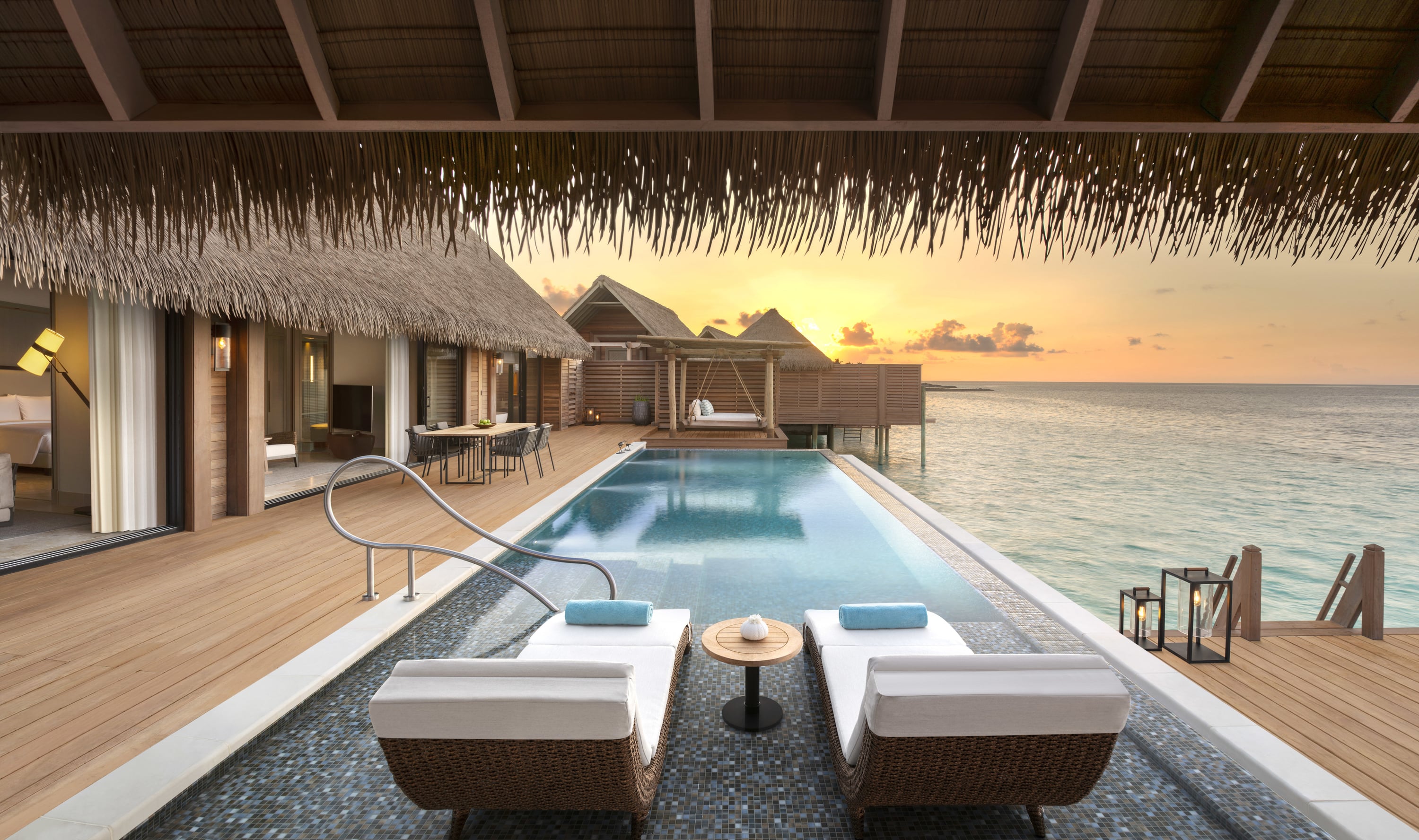 Grand Reef Villa Außenbereich mit Pool und Loungebereich bei Waldorf Astoria Maldives Ithaafushi