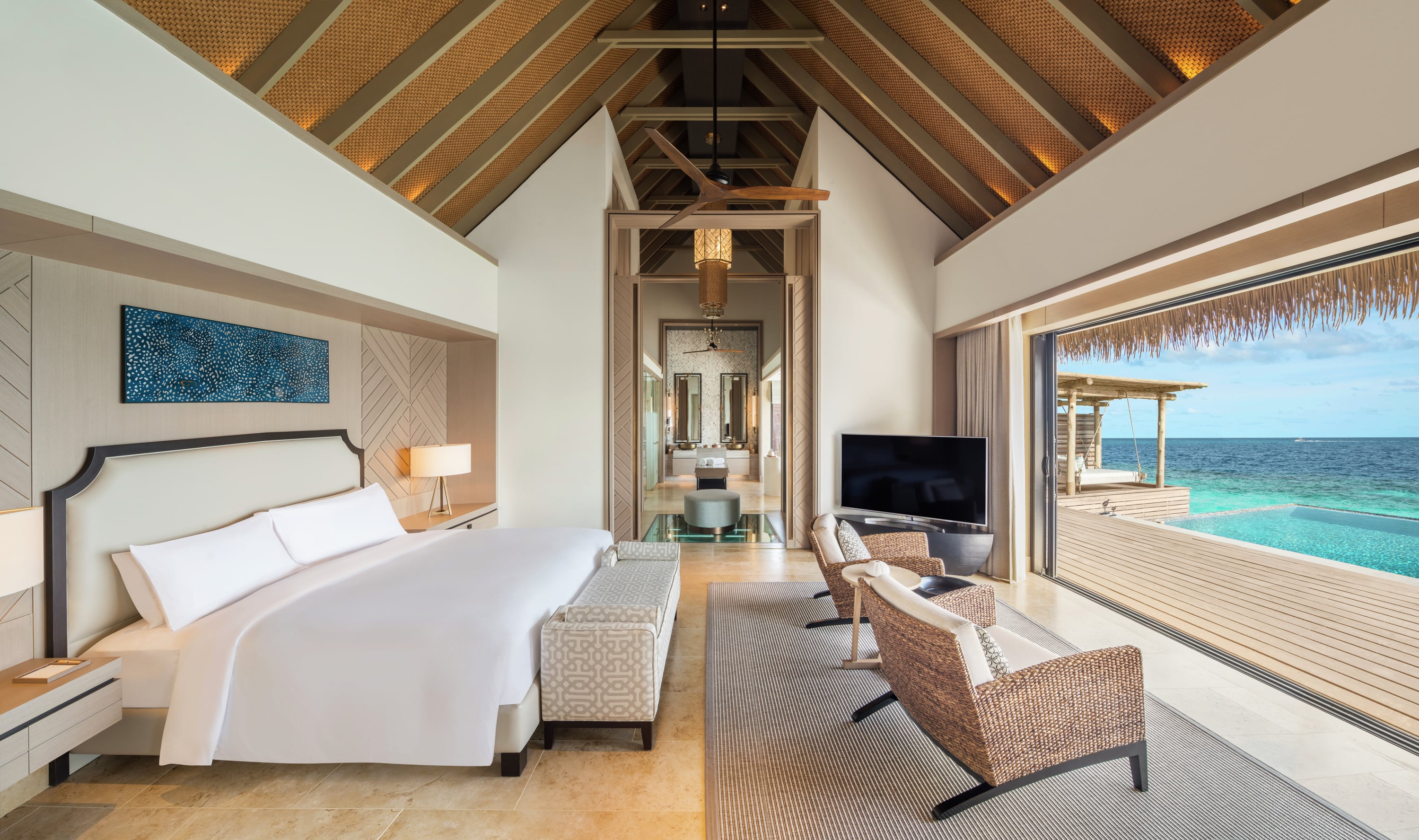 Schlafzimmer der King Overwater Villa bei Waldorf Astoria Maldives Ithaafushi