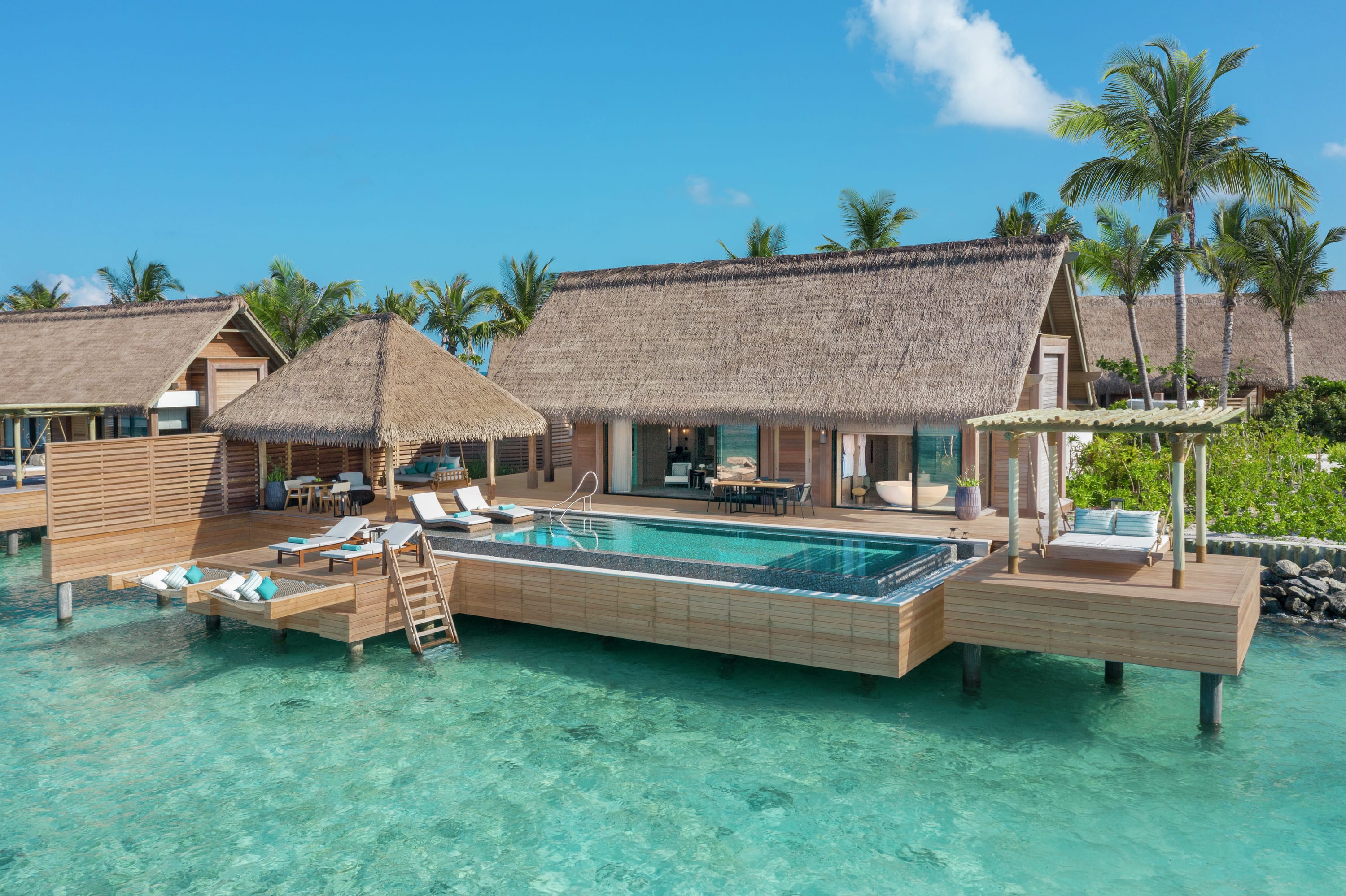 Außenansicht der King Reef Villa bei Waldorf Astoria Maldives Ithaafushi